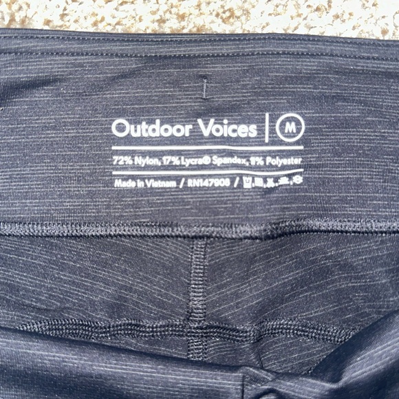 OV Outdoor Voices M Gray Workout Shorts NEW Black Lines Yoga Pant Hiking NWOT - Picture 2 of 3
